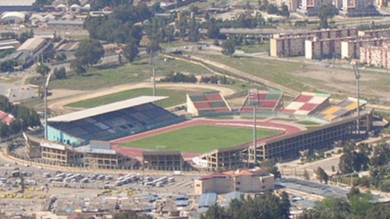 بن حجة: ليس من صلاحياتي تحديد نهاية أشغال الصيانة بملعب “تشاكر”