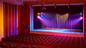 مسرح معسكر يدخل المؤسسات العقابية لإمتاع السجناء