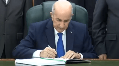 Le Président Tebboune signe la Loi de finances 2021