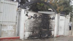 عشرات المواطنين يقتحمون مقر المفتشية الولائية للجمارك ويضرمون فيها النيران