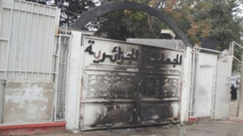 عشرات المواطنين يقتحمون مقر المفتشية الولائية للجمارك ويضرمون فيها النيران