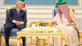 الملك سلمان يطمئِن على صحة الرئيس تبون
