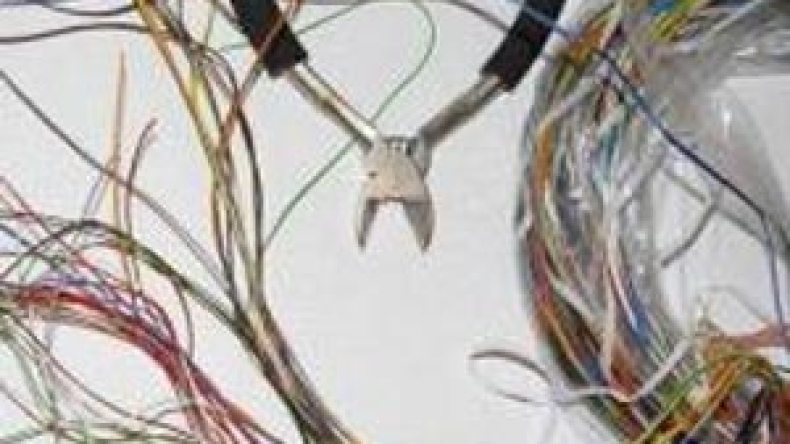 السجن النافذ لشخصين سرقا أسلاكا هاتفية بغرض تصديرها إلى إسرائيل