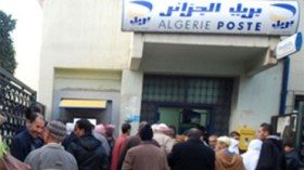 عمال البريد يتمسكون بالإضراب