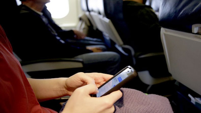 إجراءات جديدة لحمل الهواتف وأجهزة الكمبيوتر على متن الطائرات