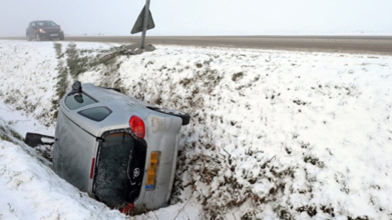 الثلوج تكسو المناطق الشرقية وتقطع الغاز والكهرباء عن سكان القرى