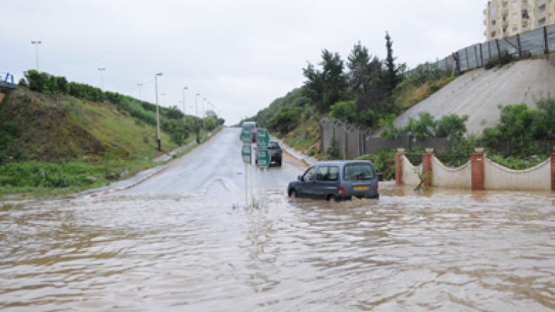 اضطرابات جوية بولايات الوسط تقطع الطرق وتغرق المباني