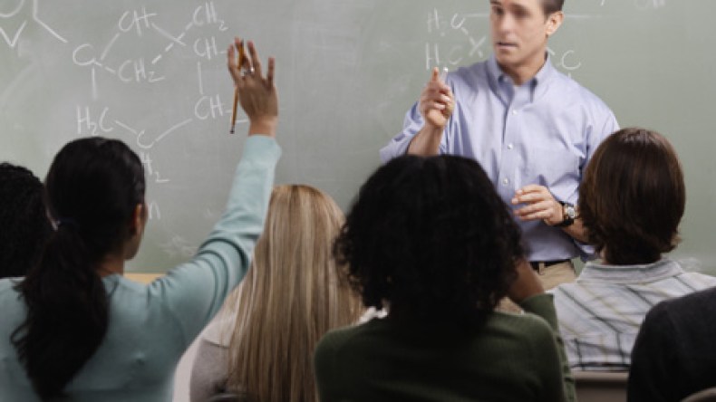 إلى متى يظل المعلم خادما وليس مــربيا؟