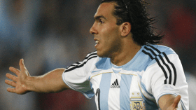 مدرب الأرجنتين يحدث المفاجأة ويقصي تيفيز من قائمة المونديال