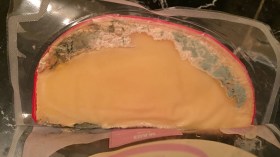 تاجر يخزن ثمانية قناطير من الجبن الفاسد