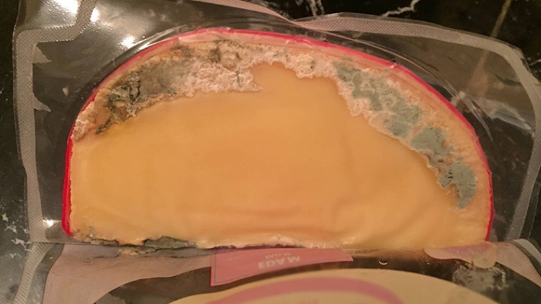 تاجر يخزن ثمانية قناطير من الجبن الفاسد