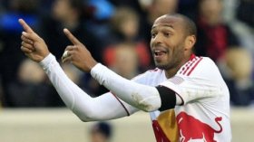 تييري هنري “ينطح” على طريقة زيدان!