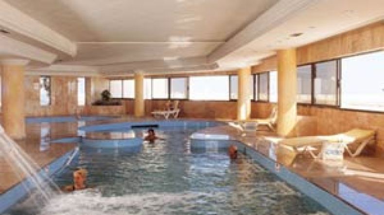 مرضى يغوصون في مياه البحر وآخرون يُدفنون في رمال الصحراء بحثا عن العلاج