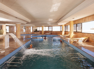 Several Algerians cure themselves with sea water