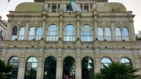 المسرح الوطني أجر القاعة فقط والخواص أحرار في طريقة وضع الأسعار