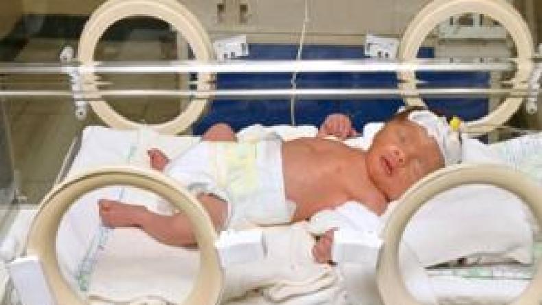 شلل  بقاعات  التوليد،  طب  الأطفال،  العمليات  الجراحية،  وحد  أدنى  من  الخدمات  بأقسام  الاستعجالات