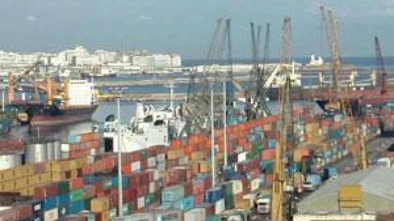 “موانئ دبي العالمية” تنجح في مناولة 354 ألف حاوية بميناء العاصمة في 2010