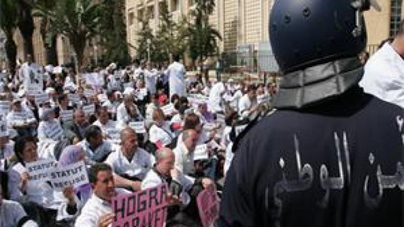 نقابات الأطباء تطالب بإقالة الحكومة وتنظيم رئاسيات وتشريعيات مبكرة