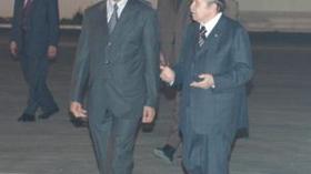 بلخادم يمسك العصا من الوسط ويغازل بوتفليقة بفتح العهدات الرئاسية