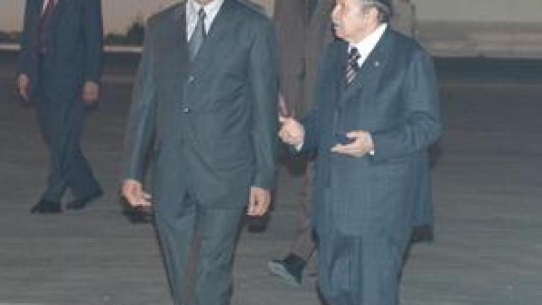 بلخادم يمسك العصا من الوسط ويغازل بوتفليقة بفتح العهدات الرئاسية