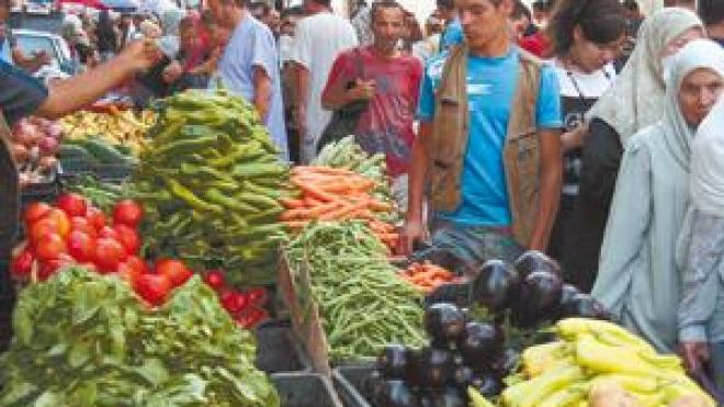 لهيب الأسعار يتواصل وينتقل إلى الخضر الفواكه و”بارونات” الجملة في قفص الإتهام