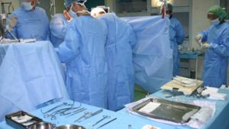 ولد عباس: سنوفد مفتشين لمعاينة 100 عيادة عبر الوطن