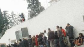 باريس تجبر التجار على التعهد بعدم طلب الإقامة والخدمة الطبية