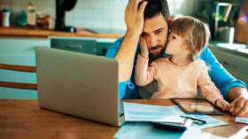 رجال يتحملون خيانة زوجاتهم وإهمالهن وتقصيرهن