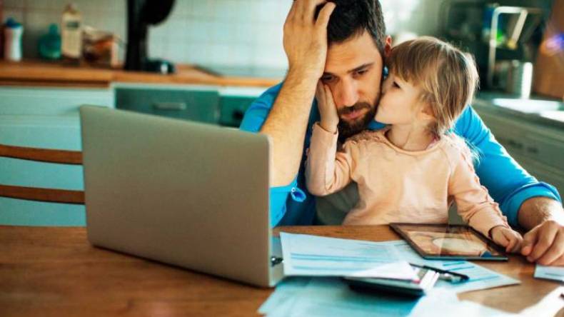 رجال يتحملون خيانة زوجاتهم وإهمالهن وتقصيرهن