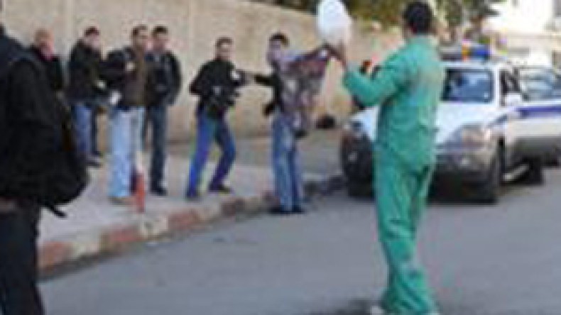 فيديو الشاب الذي حاول حرق نفسه أمام مقر وزارة العمل