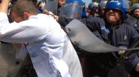 جرحى في مواجهات بين الشرطة والأطباء المقيمين في مسيرة “رد الاعتبار” بوهران