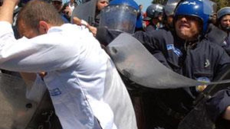 جرحى في مواجهات بين الشرطة والأطباء المقيمين في مسيرة “رد الاعتبار” بوهران