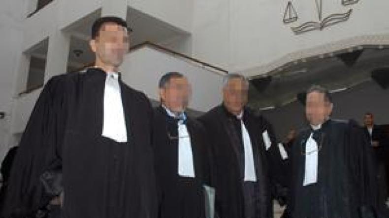 أصحاب الجبة السوداء يساندون كتاب الضبط