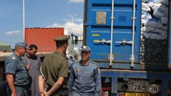 توقيف 5 جمركيين وحجز أطنان من الحليب الجاف الفاسد بوهران