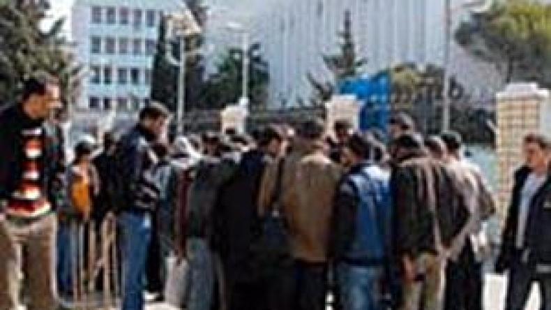 مئات المعتصمين يمثلون عشرين جامعة يحتجون أمام وزارة التعليم العالي