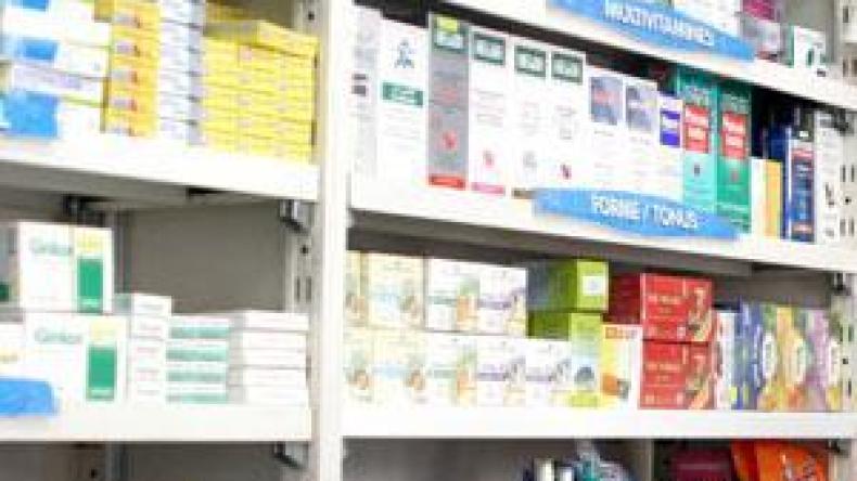 طوارئ  وسط  الصيادلة  بسبب  توسيع  قائمة  الأدوية  غير  قابلة  للتعويض