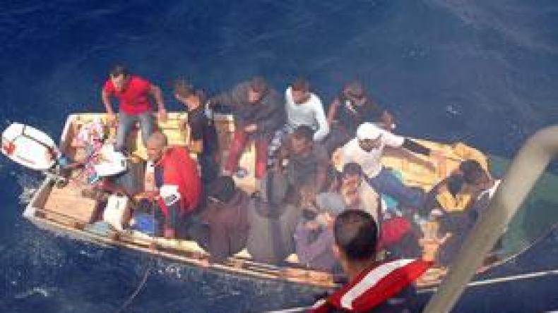 غموض يحيط بمصير 3 حراڤة من وهران بعد إنقاذ باخرة فلبينية لـ8 آخرين