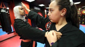 فتيات يتوجهن إلى ممارسة الرياضات القتالية