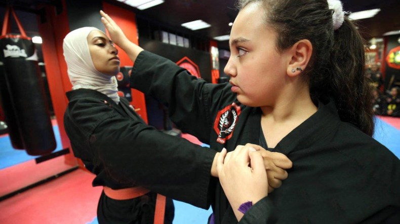 فتيات يتوجهن إلى ممارسة الرياضات القتالية