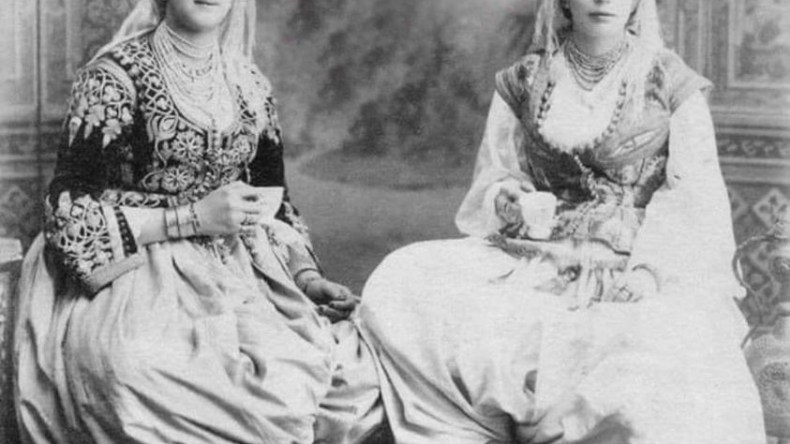  وحكاية الكنة الفحصية والعجوز الحضرية