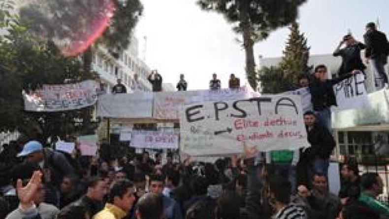 استفتاءات بالجامعات والمدارس العليا حول تنظيم مسيرات طلابية
