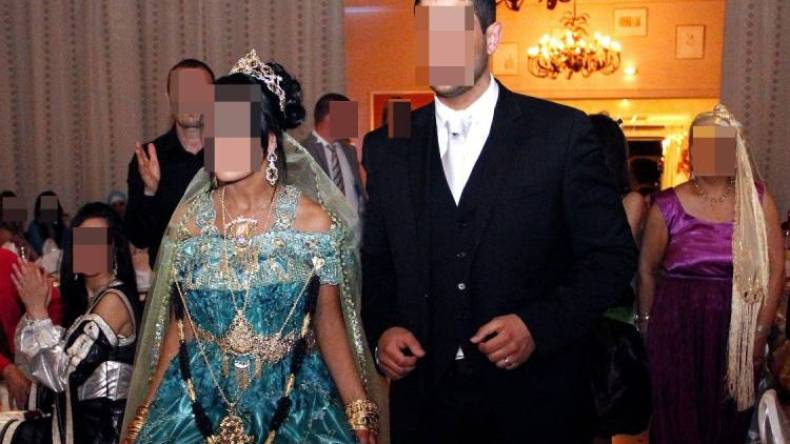 شباب يفرون إلى الزواج التقليدي لتكوين أسرة