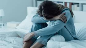 زوجي لا يقاسمني نفس الغرفة فهل يخونني، ماذا أفعل؟