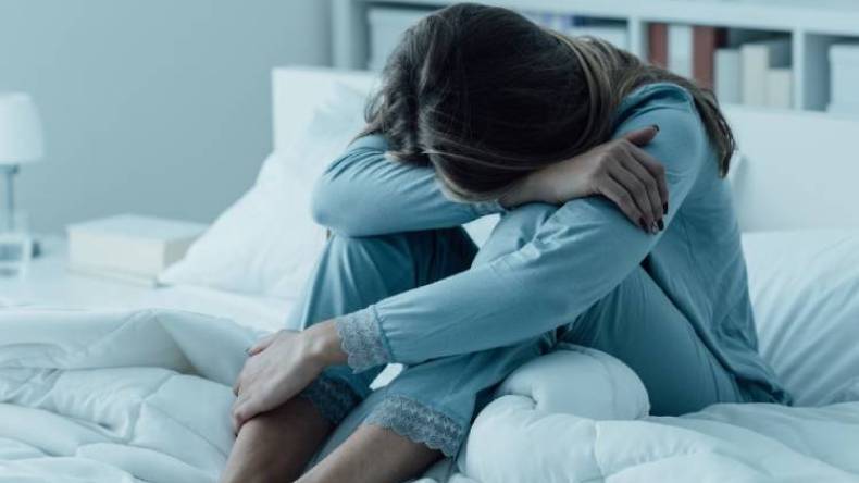 زوجي لا يقاسمني نفس الغرفة فهل يخونني، ماذا أفعل؟