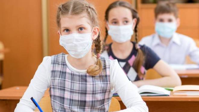 المصابون بالوباء يلقون بأطفالهم في المدارس وانعدام الوعي يفاقم الخطر