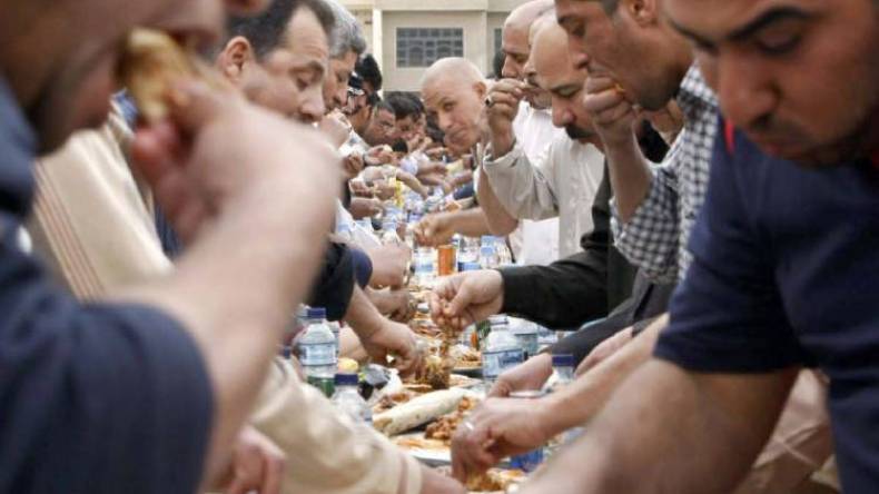 التدافع على موائد الأكل والشرب مثل الأعراس