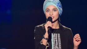 محجبة في “ذا فويس” فرنسا تبهر لجنة التحكيم.. وتحصد الانتقادات!