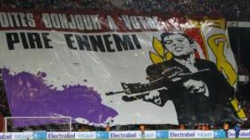 لافتة “عنيفة” في الملعب تثير استياء الصحافة البلجيكية