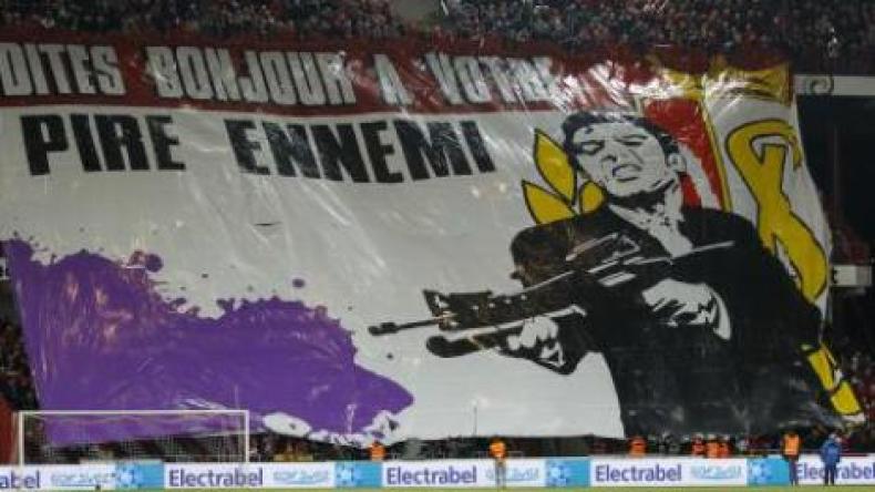 لافتة “عنيفة” في الملعب تثير استياء الصحافة البلجيكية