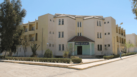 طلبة يحتجزون مسؤولين بالإقامة الجامعية ويهددون بحرقهم